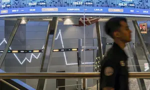 Layar monitor menunjukkan pergerakan pasar saham di lantai Bursa Efek Indonesia menjelang aktivitas perdagangan, Jakarta pada Senin 9 Februari 2026. Indeks Harga Saham Gabungan (IHSG) balik ke level 8.000 pada penutupan perdagangan, Senin (9/2/2026). (BAY ISMOYO/AFP)