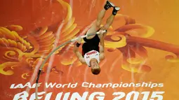 Atlet lompat galah Kanada, Shawnacy Barber beraksi selama IAAF World Championships ke-15 di Stadion Nasional di Beijing, Cina, (24/8/2015). Lompatan terbaik yang pernah Shawnacy lakukan setinggi 5,93 meter. (Reuters/Fabrizio Bensch)