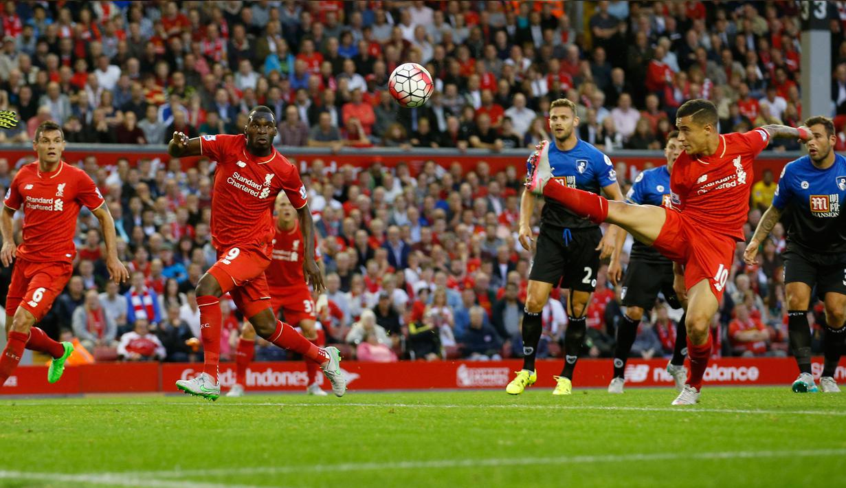 Penyerang anyar Liverpool Christian Benteke saat mencetak gol ke gawang Bournemout di Anfield stadium, Liverpool, Inggris, Senin (17/8/2015). Gol Benteke jadi satu – satunya gol bagi kemenangan Liverpool. (Reuters/Carl Recine)