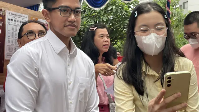 Kaesang Pangarep bersama istrinya, Erina Sofia Gudono mencoblos di TPS 63