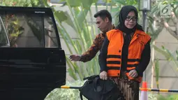 Tersangka Wakil Ketua Komisi VII DPR Eni Maulani Saragih turun dari mobil saat tiba untuk menjalani pemeriksaan lanjutan di KPK, Jakarta, Rabu (10/10). ). Eni Saragih diperiksa terkait suap proyek PLTU Riau-1. (Merdeka.com/Dwi Narwoko)