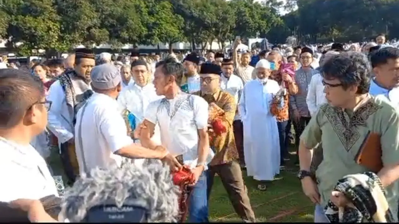 Seorang Pria Diduga Copet Diamankan Jemaah Salat Idul Adha di Masjid Al Azhar Jaksel.