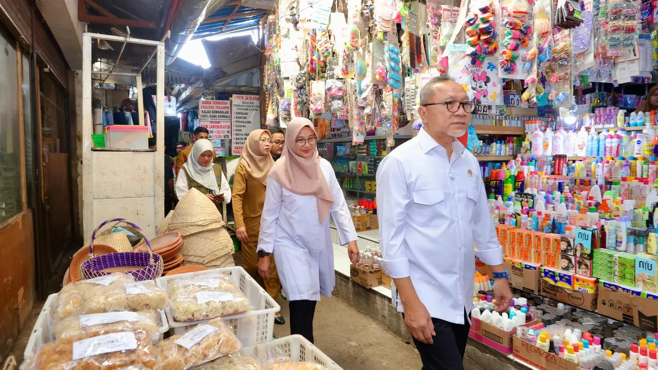 Menko Pangan Zulkifli Hasan  cek harga bahan pokok di Pasar Rogojampi Banyuwangi (Istimewa)