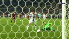 Berita video Lyon menang berkat gerakan kiper Besiktas, Fabri, dekat mulut gawang. This video presented by BallBall.