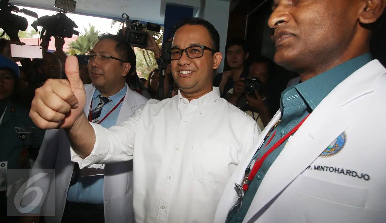 Cagub DKI Jakarta 2017 Anies Baswedan saat akan menjalani tes kesehatan di RSAL Dr. Mintoharjo, Jakarta, Sabtu (24/9). Anis tiba dengan mengenakan baju koko warna putih. (Liputan6.com/Immanuel Antonius)