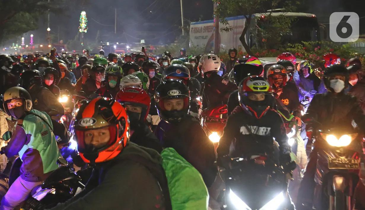 Pemudik motor saat lawan arus di Jalan Kedungwaringin, Kabupaten Bekasi, Jawa Barat, Minggu (9/5/2021). Pemudik memblokir jalan saat penyekatan di posko penyekatan mudik di Kedungwaringin. (Liputan6.com/Herman Zakharia)