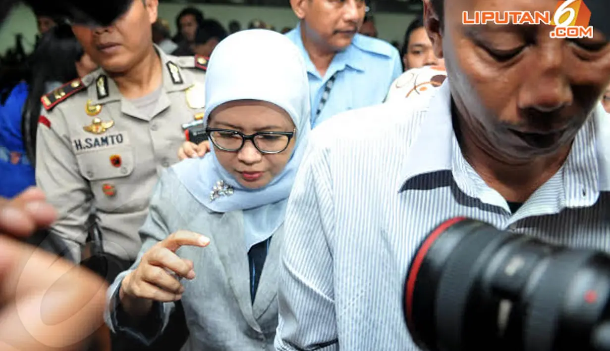 Usai sidang, Chairunnisa langsung meninggalkan Pengadilan Tipikor tanpa menjawab pertanyaan dari awak media (Liputan6.com/Johan Tallo)