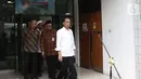 Presiden RI, Joko Widodo bersiap memberi keterangan usai melihat kondisi terakhir Menko Polhukam Wiranto yang dirawat di RSPAD, Jakarta, Kamis (10/10/2019). Presiden Joko Widodo mengatakan kondisi Wiranto mulai membaik pasca peristiwa penusukan di Banten. (Liputan6.com/Helmi Fithriansyah)