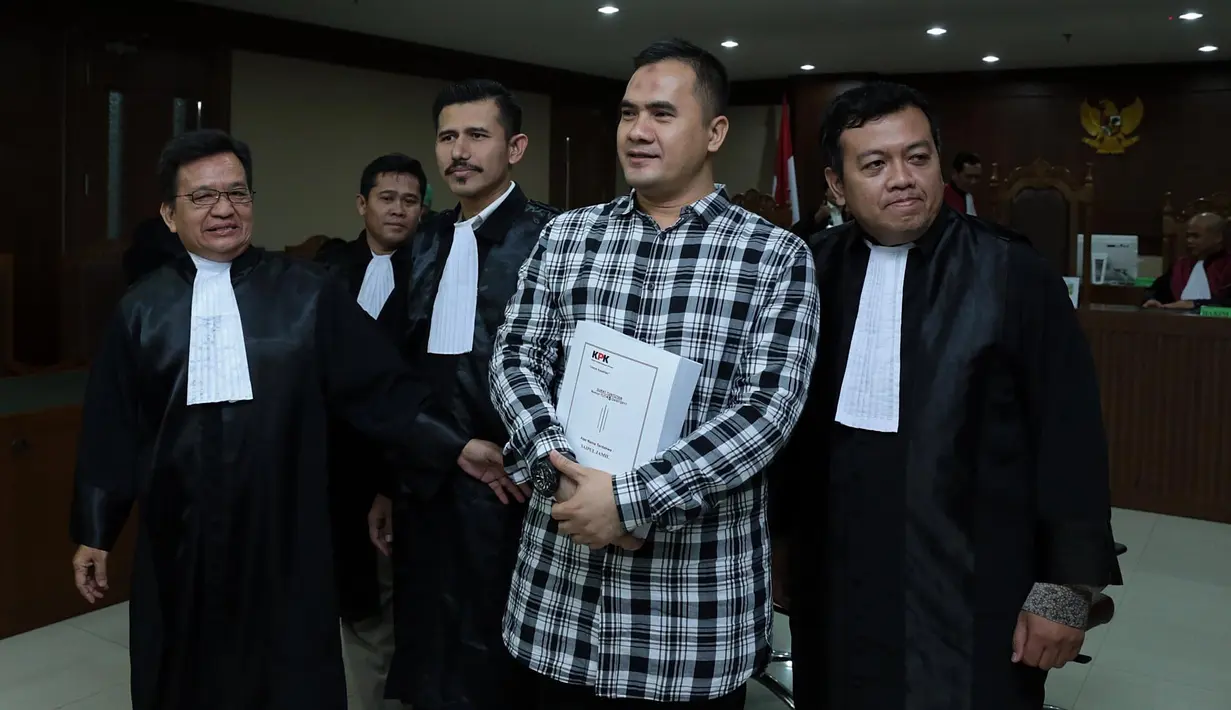 "Menjatuhkan hukuman pidana terhadap terdakwa Saipul Jamil berupa, kurungan penjara selama empat tahun dikurangi selama terdakwa berada dalam tahanan dan pidana," ujar Afni Caroline selaku JPU, dalam persidangan, Rabu (19/7). (Deki Prayoga/Bintang.com)