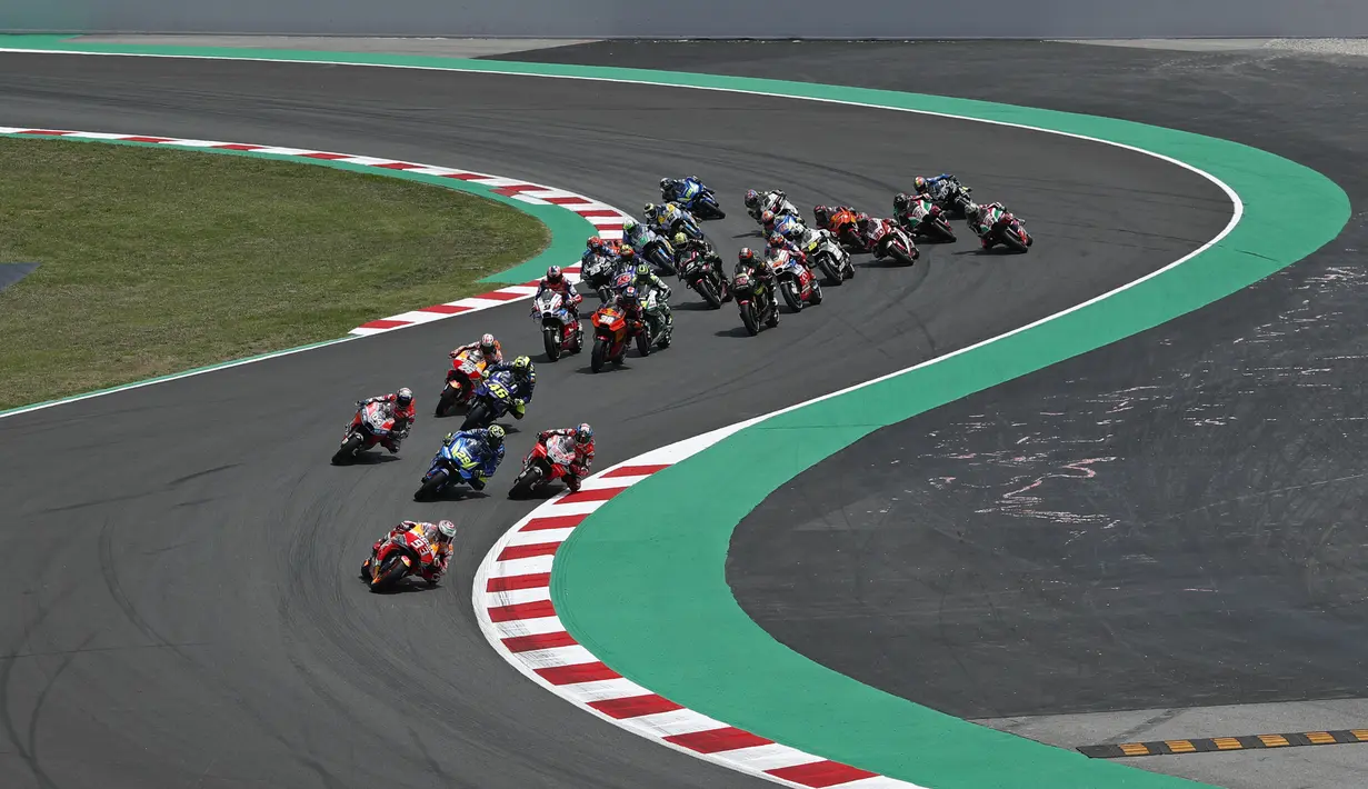 Suasana balapan MotoGP 2018 di Sirkuit Catalunya, Spanyol, Minggu (17/6/2018). Lorenzo menjadi yang tercepat dengan catatan waktu 40 menit 13,566 detik. (AP/Eric Alonso)