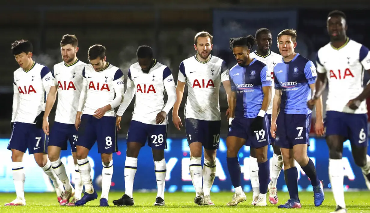 Para pemain Tottenham Hotspur bereaksi setelah pemain Tanguy Ndombele (keempat kiri) mencetak gol ke gawang Wycombe Wanderers pada pertandingan putaran keempat Piala FA di Stadion Adams Park, High Wycombe, Inggris, Senin (25/1/2021). Tottenham Hotspur menang 4-1. (AP Photo/Frank Augstein)