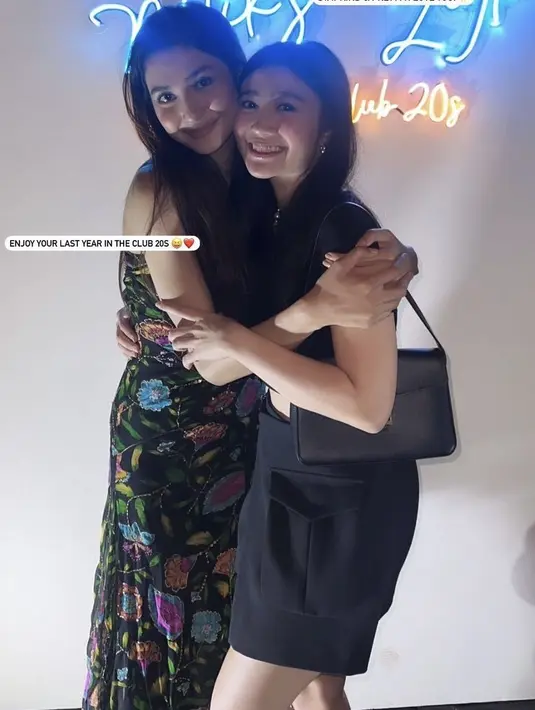 Febby Rastanty pun hadir di ulang tahun Mikha mengenakan dress cut out hitam serasi dengan shoulder bagnya. [@febbyrastanty]