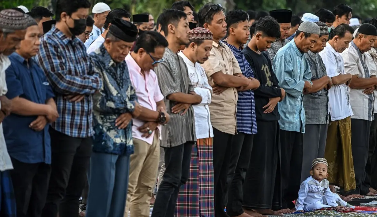 <p>Ada 105 lokasi yang akan menggelar sholat Idul Adha di Surabaya. (JUNI KRISWANTO/AFP)</p>