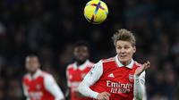 Martin Odegaard. Gelandang serang Arsenal, Martin Odegaard menyundul bola saat menghadapi Tottenham Hotspur dalam laga pekan ke-20 Liga Inggris 2022/2023 di Tottenham Hotspur Stadium (15/1/2023). Hingga kini ia telah mencetak 8 gol dan 5 assist dari total 17 laga di Liga Inggris. Arsenal pun tak tergoyahkan posisinya di puncak klasemen sementara berselisih 8 poin dengan Manchester City di peringkat kedua. (AFP/Adrian Dennis)
