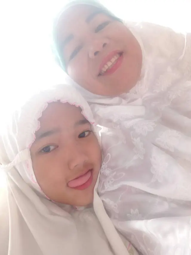 6 Potret Lawas Kebersamaan Fuji dan Ibunda, Anak Bungsu Kesayangan