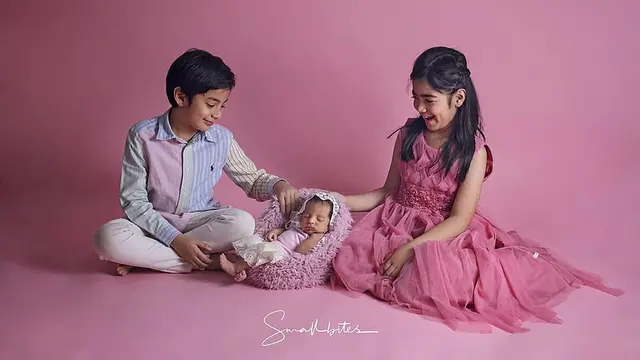 6 Gaya Pemotretan Baby Born Anak Ketiga Tania Nadira, Menggemaskan