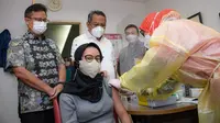 Menteri Kesehatan RI Budi Gunadi Sadikin meninjau vaksinasi massal COVID-19 di RS Premier Bintaro, Tangerang pada Minggu, 10 Oktober 2021. (Dok Kementerian Kesehatan RI)