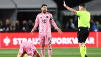 Penyerang Inter Miami Lionel Messi bereaksi terhadap wasit sementara gelandang Yannick Bright (42) bereaksi di lapangan selama babak pertama pertandingan MLS melawan Los Angeles FC, Minggu, 22 Februari 2026, di Los Angeles, California. (AP Photo/Jessie Alcheh)