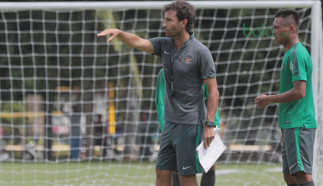 Saddil Ramdani (kanan) menyimak arahan pelatih timnas Indonesia, Luis Milla pada sesi latihan di Lapangan ABC Senayan, Jakarta (21/2/2018). Latihan ini merupakan persiapan Asian Games 2018.  (Bola.com/Nick Hanoatubun)
