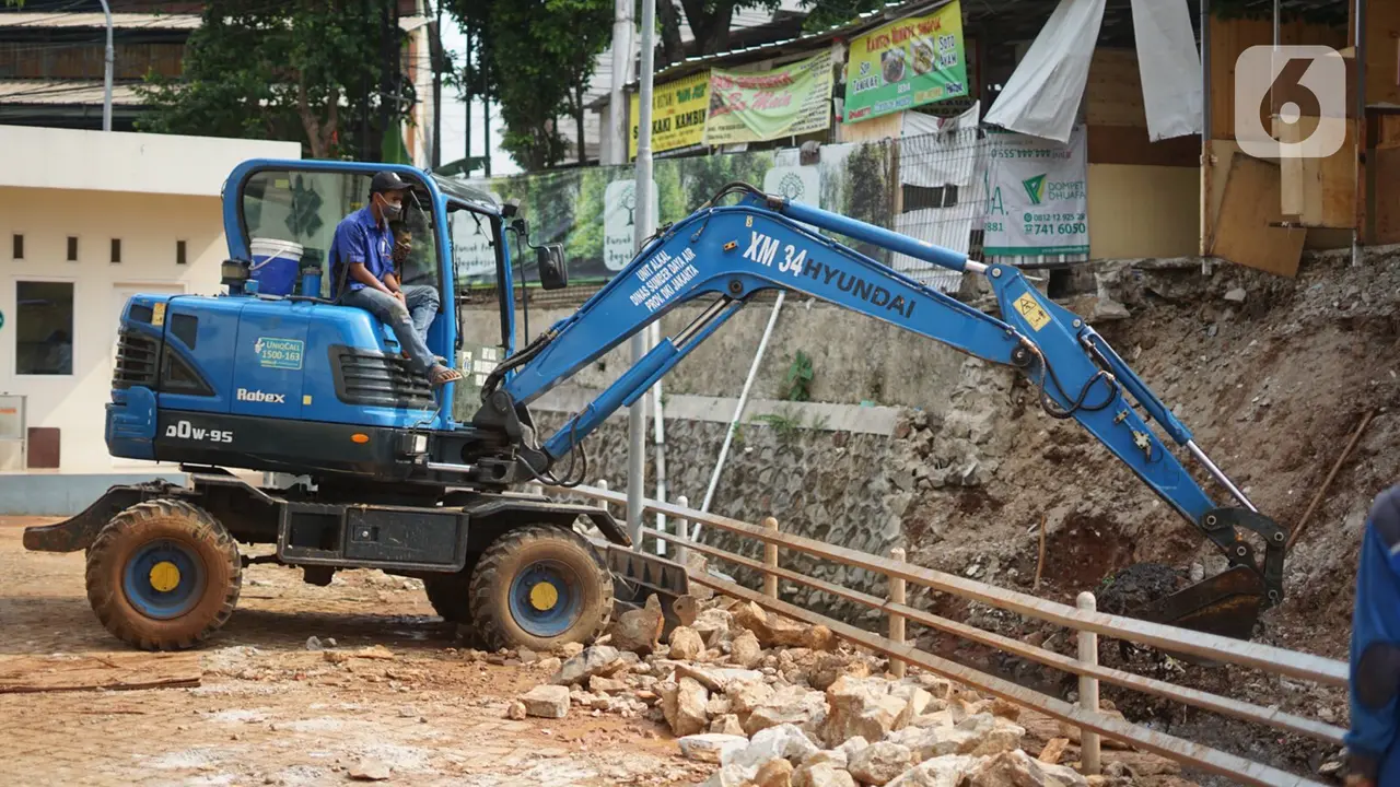 Turap Rumah Makan di Jagakarsa Longsor