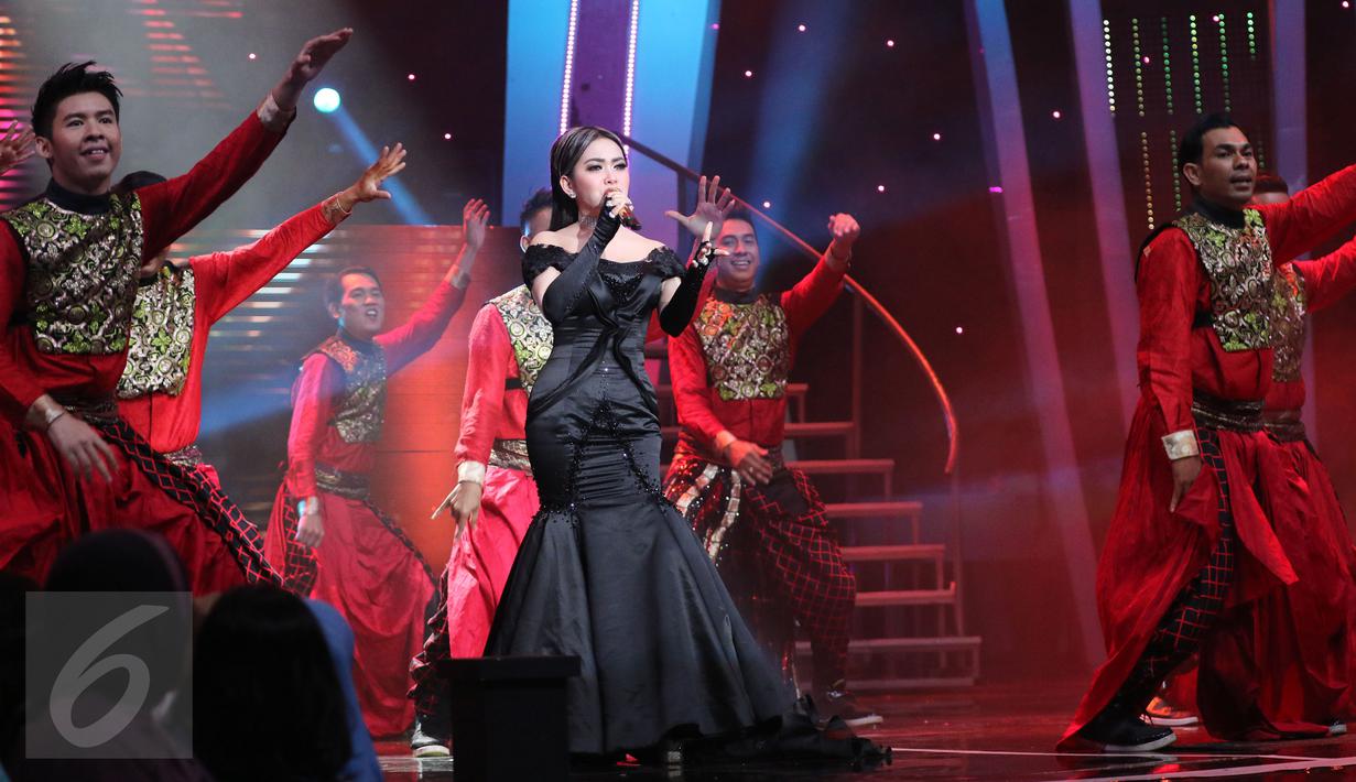 Penampilan penyanyi Syahrini dalam konser grand final D'Academy 3 di studi 5 Indosiar, Jakarta, Jumat (21/05/2016). Meski sudah keluar hasilnya pada malam kemarin, namun perjuangan mereka masih belum selesai. (Liputan6.com/Herman Zakharia)