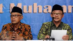 Sekretaris Umum PP Muhammadiyah, Abdul Mu’ti (kanan) membacakan pernyataan sikap PP Muhammadiyah terhadap Pilkada Serentak 15 Februari di Jakarta, Senin (13/2). Ada tujuh butir pernyataan sikap PP Muhammadiyah. (Liputan6.com/Helmi Fithriansyah)