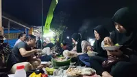 Masyarakat Desa Kemiren  menikmati hidangan pecel petek  dalam acara ritual adat Tumpeng Sewu yang dilaksanakan setiap bulan Dzulhijja atau bulan haji (Istimewa)