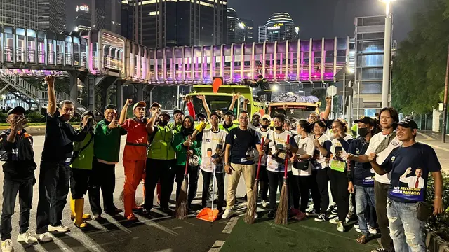 Bayu Oktara bersama timnya melakukan aksi bersih-bersih usai Apel Siaga NasDem di GBK. (Istimewa)