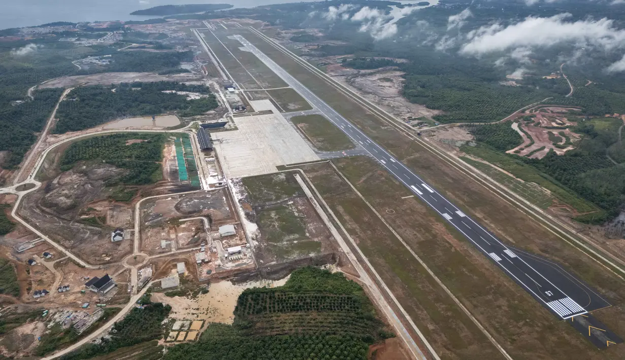 Pernyataan ini untuk menepis kabar yang beredar bahwa proyek IKN bakal dihentikan. Tampak foto udara yang diambil pada 18 Agustus 2025, menunjukkan pemandangan Bandara Internasional Nusantara yang sedang dalam tahap pembangunan, sekitar 23 kilometer sebelah barat daya Ibu Kota Nusantara (IKN), ibu kota baru yang direncanakan, di Kalimantan Timur. (Foto oleh AFP)