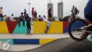 Seorang anak remaja tengah bermain skateboard di arena skate park Taman Kalijodo, Jakarta, Minggu (15/01). Pembangunannya area taman ini dilakukan sejak penggusuran Februari 2016 hingga beroperasi di awal 2017 ini. (Liputan6.com/Fery Pradolo)