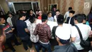 Jenazah gitaris grup band Seventeen Herman Sikumbang tiba di rumah duka di Pancoran, Jakarta Selatan, Senin (24/12). Rencananya, jenazah Herman akan dimakamkan di kampung halamannya di Maluku Utara. (Kapanlagi.com/Bayu Herdianto)