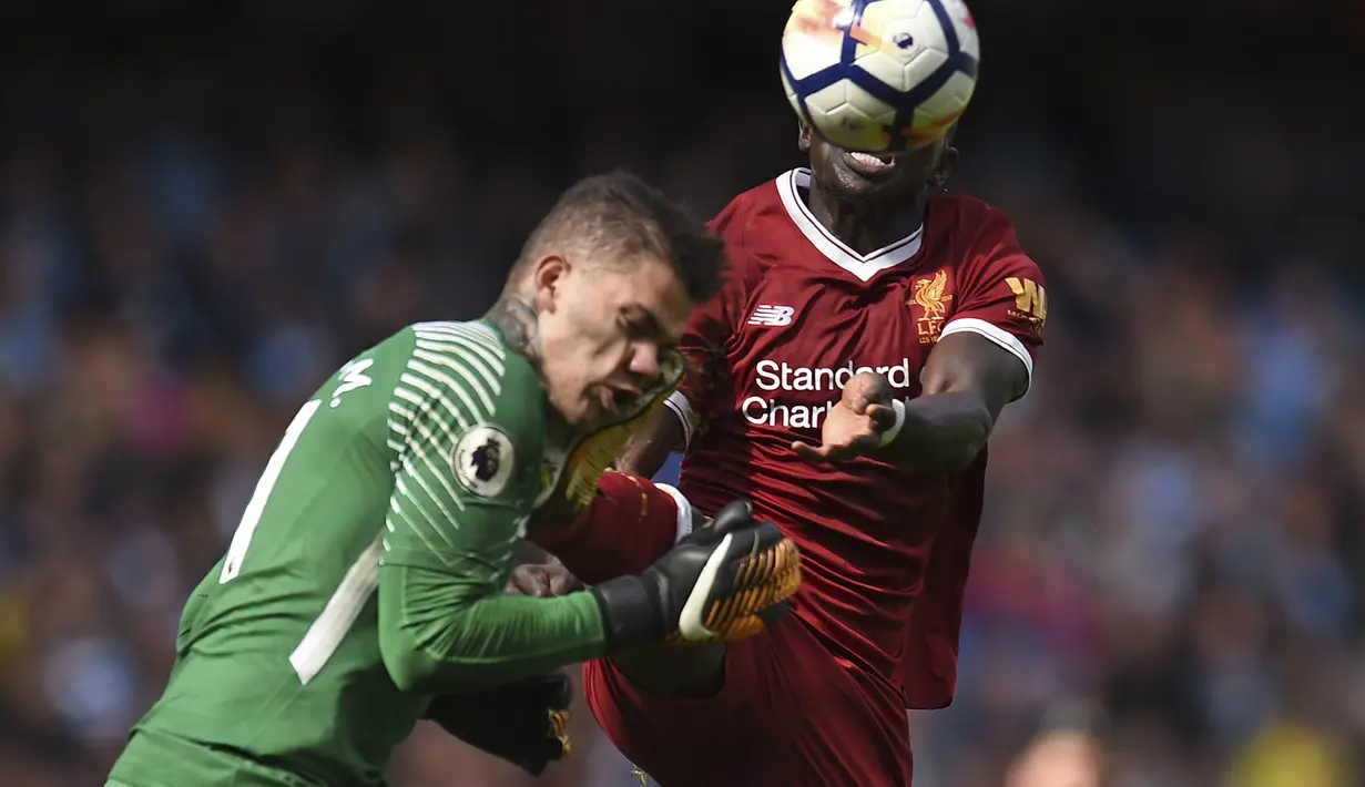 Kaki dari penyerang Liverpool, Sadio Mane, mendarat di wajah kiper Manchester City, Ederson Moraes, pada laga Premier League di Stadion Ettihad, Manchester, Sabtu (9/9/2017). Akibat insiden ini Ederson mengalami luka parah. (AFP/Oli Scarff)