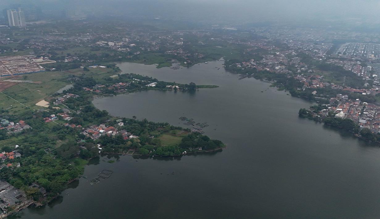 Seiring perkembangan wilayah, kegunaan Situ Cipondoh mengalami perubahan. Tampak foto udara memperlihatkan area Situ Cipondoh di Kota Tangerang, Banten, nan tetap berfaedah sebagai area konservasi air sekaligus destinasi rekreasi warga, Rabu (14/4/2026). (merdeka.com/Arie Basuki)