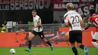 Bek Timnas Indonesia, Jay Idzes beraksi saat Venezia bertandang ke markas AC Milan dalam laga Serie A 2024/2025, Minggu (15/9/2024). (Instagram/jayidzes)