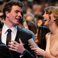 Taylor Swift adalah salah satu ikon penyanyi dunia. Ia miliki seorang adik tampan yang bernama Austin Swift. (Bustle)