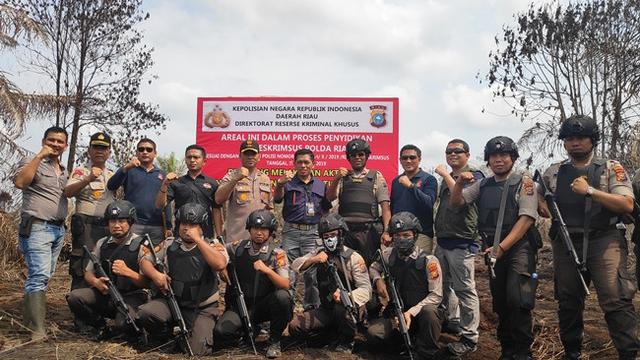 Penyidik Reskrimsus Polda Riau usai memasang plang di lahan perusahaan pembakar lahan karena memicu kabut asap.