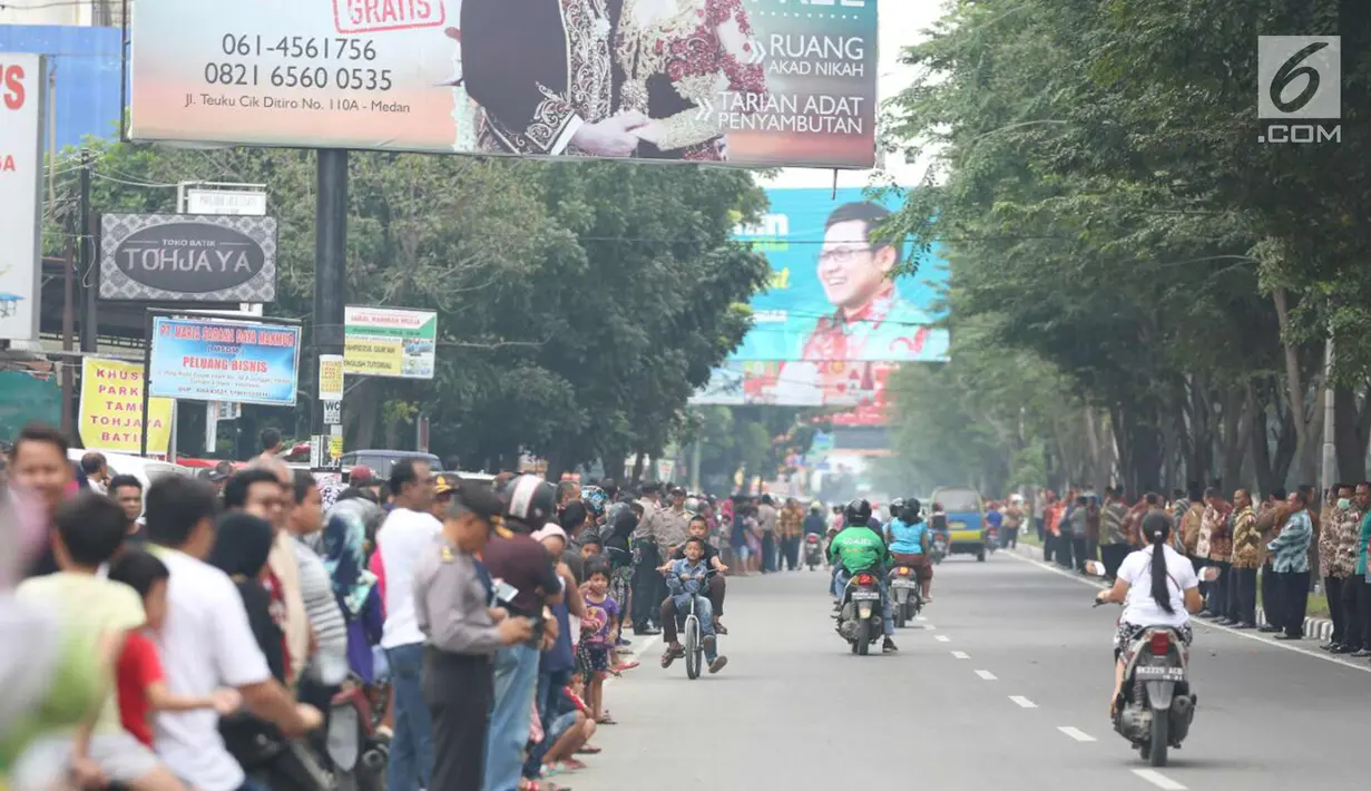 Suasana jelang kirab atau arak-arakan acara resepsi Kahiyang Ayu Siregar-Bobby Nasution di Kota Medan, Sumatera Utara Minggu (26/11). (Liputan6.com/Johan Tallo)