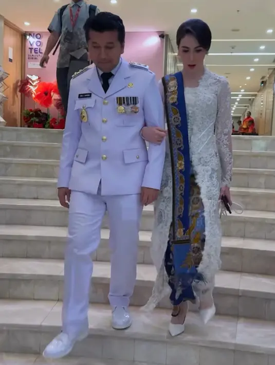 Emil Dardak dan Arumi Bachsin di pelantikan kepala daerah. [@arumibachsin_94]