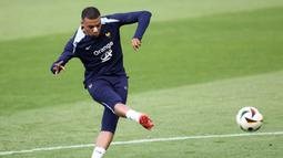 Pemain Prancis, Kylian Mbappe melakukan latihan jelang laga Grup D melawan Belanda di Home Deluxe Arena Stadium, Paderborn, Jerman, Rabu (19/06/2024) waktu setempat. (AFP/Franck Fife)