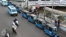 Bajaj BBG menunggu penumpang di tepi jalan kawasan Pasar Baru, Jakarta, Senin (25/4). Kesulitan bersaing dengan transportasi online lain menyebabkan kondisi bajaj online mengalami mati suri. (Liputan6.com/Immanuel Antonius)
