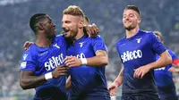 Penyerang Lazio, Ciro Immobile (tengah) melakukan selebrasi usai mencetak gol ke gawang Juventus pada lanjutan Liga Serie A Italia di Stadion Allianz di Turin, (14/10). Immobile mencetak dua gol dipertandingan ini. (Alessandro Di Marco / ANSA via AP)