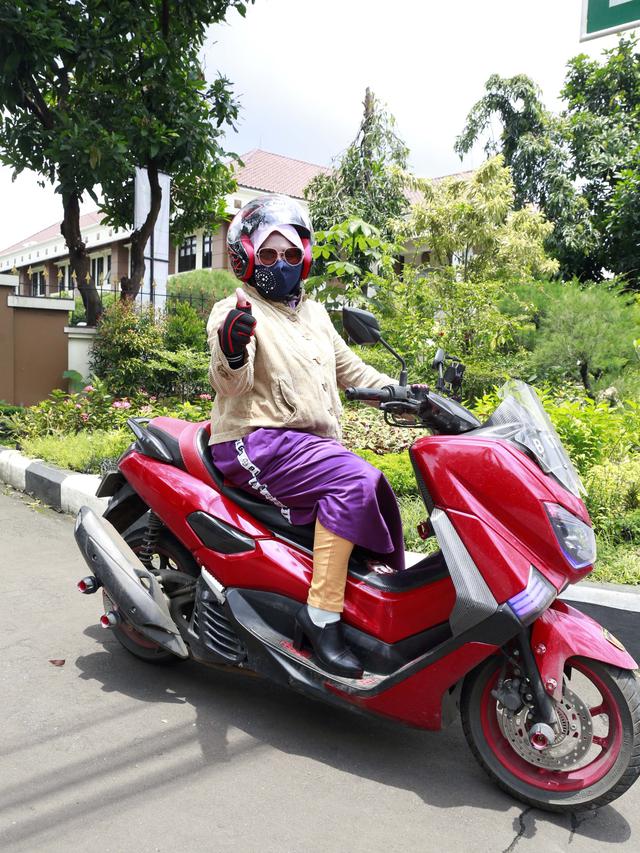 Rohimah datang ke Pengadilan Agama dengan mengendarai motor seorang diri (Akrom Sukarya/Kapanlagi.com)