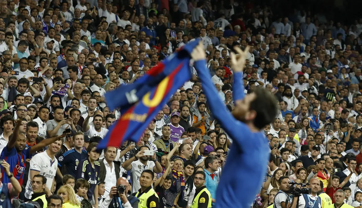 Publik Santiago Bernabeu terdiam saat bintang Barcelona, Lionel Messi, melakukan selebrasi buka baju dihadapan mereka. (AFP/Oscar Del Pozo)