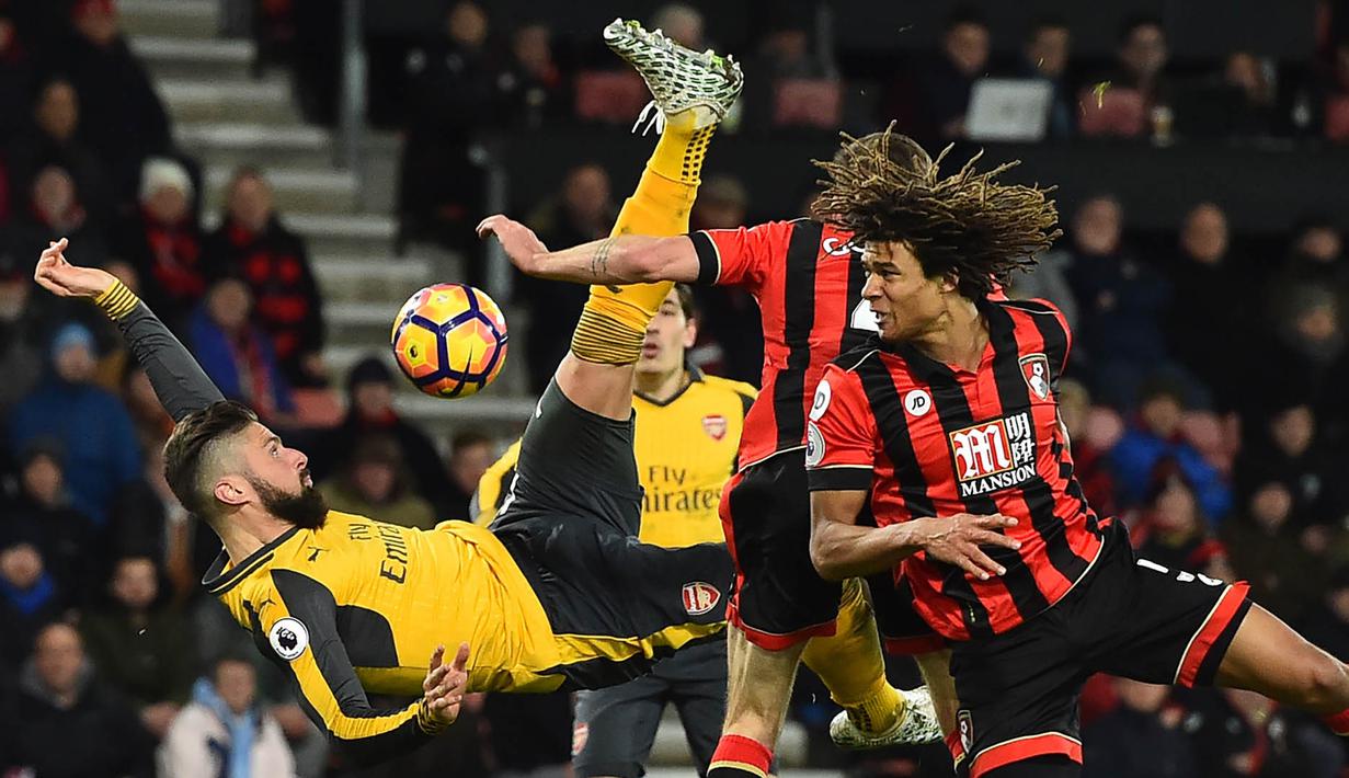 Striker Arsenal, Olivier Giroud, berusaha membobol gawang Bournemouth pada laga Liga Inggris di Stadion Vitality, Inggris, Selasa (3/1/2017). Kedua tim bermain imbang 3-3. (AFP/Glyn Kirk)