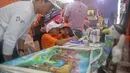 Anak-anak berprestasi melukis dalam kegiatan Gebyar Prestasi Keluarga Sejahtera di Buperta Cibubur, Jakarta, Minggu (12/8). (Liputan6.com/Faizal Fanani)