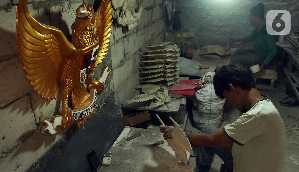 Perajin menyelesaikan pembuatan patung Garuda Pancasila yang terbuat dari serat kaca (fiberglas) di kawasan Kalimalang, Jakarta Timur, Selasa (16/8/2022). Jelang HUT Kemerdekaan RI, permintaan patung Garuda Pancasila meningkat hingga 80 persen. (merdeka.com/Arie Basuki)