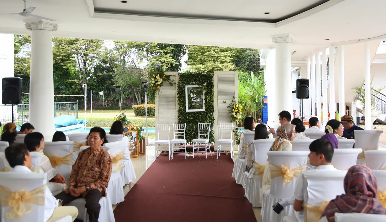 Kebahagiaan tengah dirasakan oleh pengantin baru itu. Disaat sedang menikmati indahnya menjadi pengantin baru, ada saja yang sengaja mengusik kebahagiaannya. (Daniel Kampua/Bintang.com)