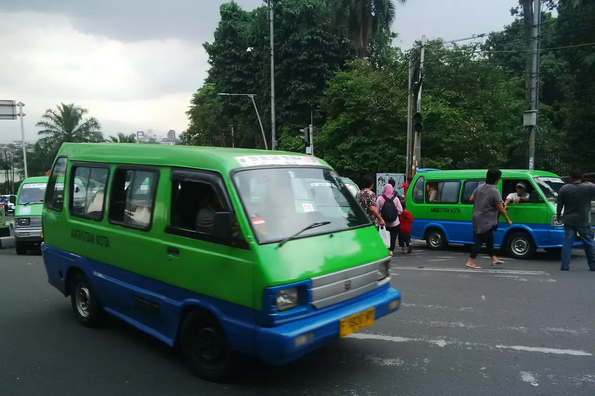 Angkot di Bogor tetap beroperasi