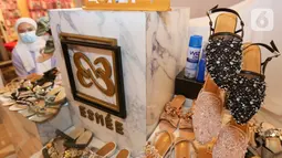 Sepatu produk lokal dalam pameran Market Museum ‘REVIVE' di Lippo Mall Kemang, Minggu (06/05/2021). Pameran Market Museum yang menampilkan produk lokal dan UMKM untuk memberikan motivasi guna mendukung pemulihan perekonomian di massa pandemi. (Liputan6.com/Fery Pradolo)