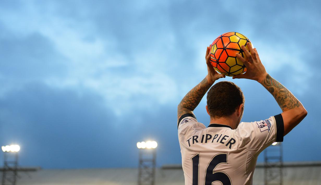 Pemain Tottenham Hotspur, Kieran Trippier, saat akan melempar bola ke lapangan dalam laga melawan Crystal Palace dalam lanjutan Liga Inggris di Stadion Selhurst Park, London, (23/1/2016). (AFP/Glyn Kirk)